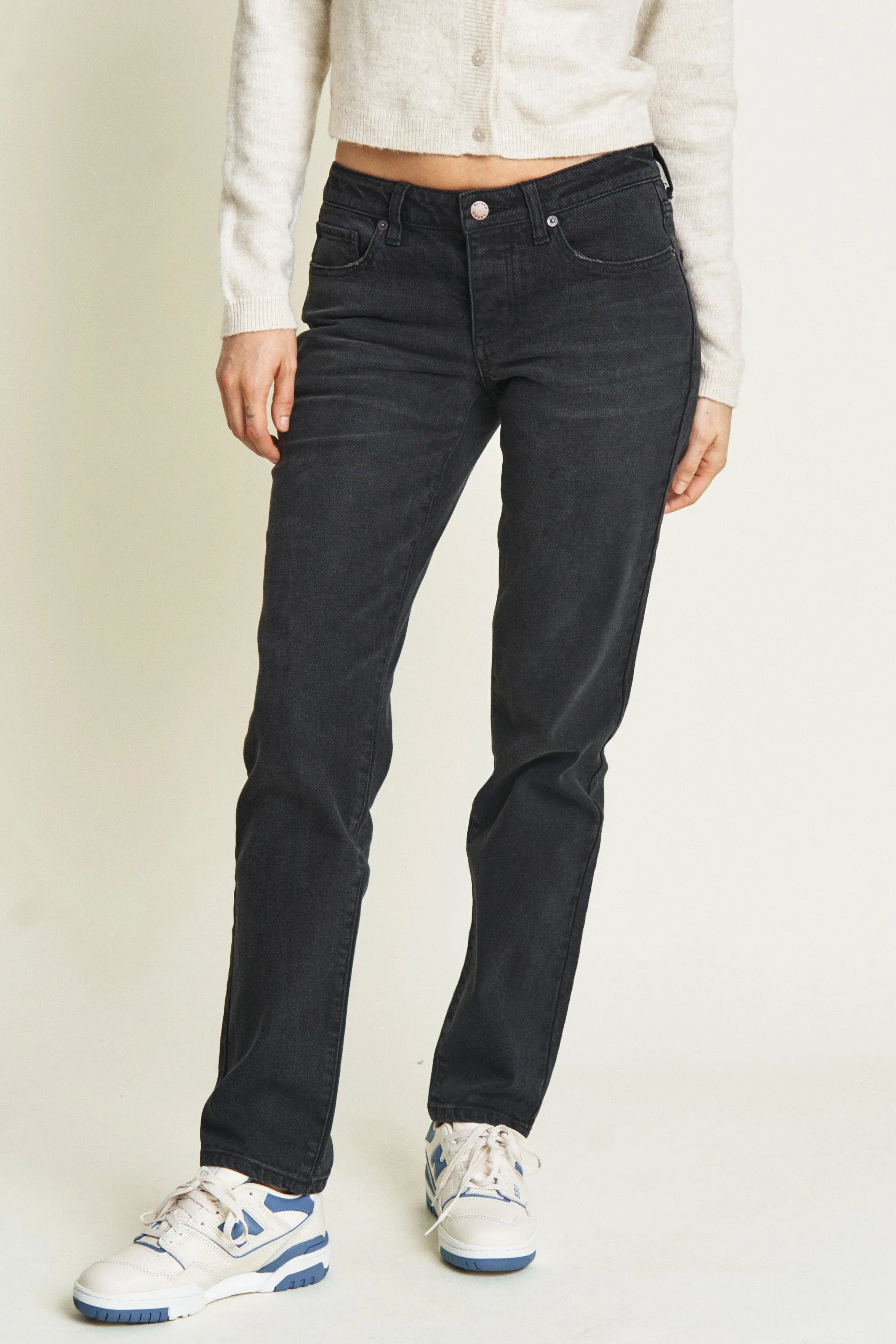 Chester Low Rise Slim Straight Washed Black