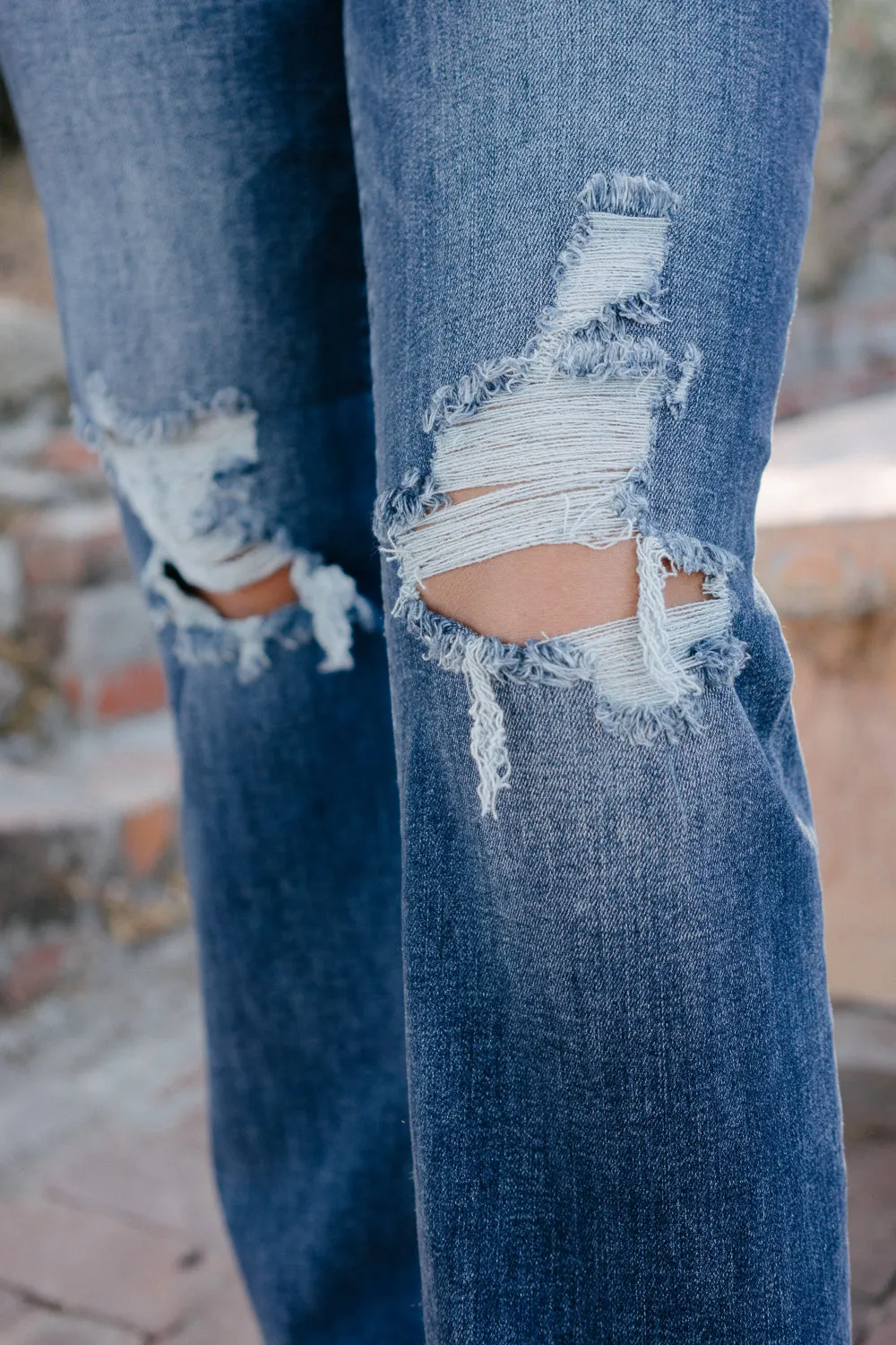 Maddie High Rise 90's Distressed Knee Straight Fit