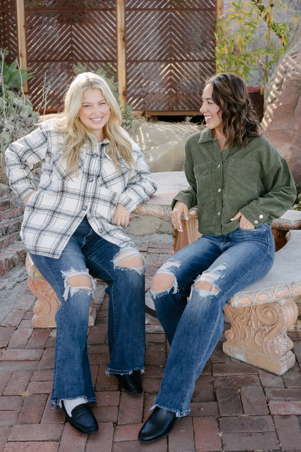 Maddie High Rise 90's Distressed Knee Straight Fit