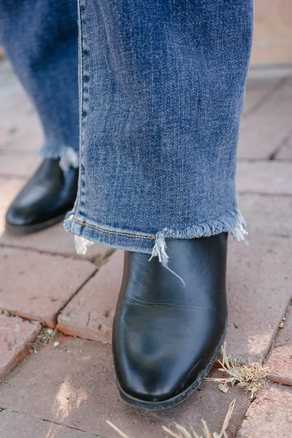 Maddie High Rise 90's Distressed Knee Straight Fit