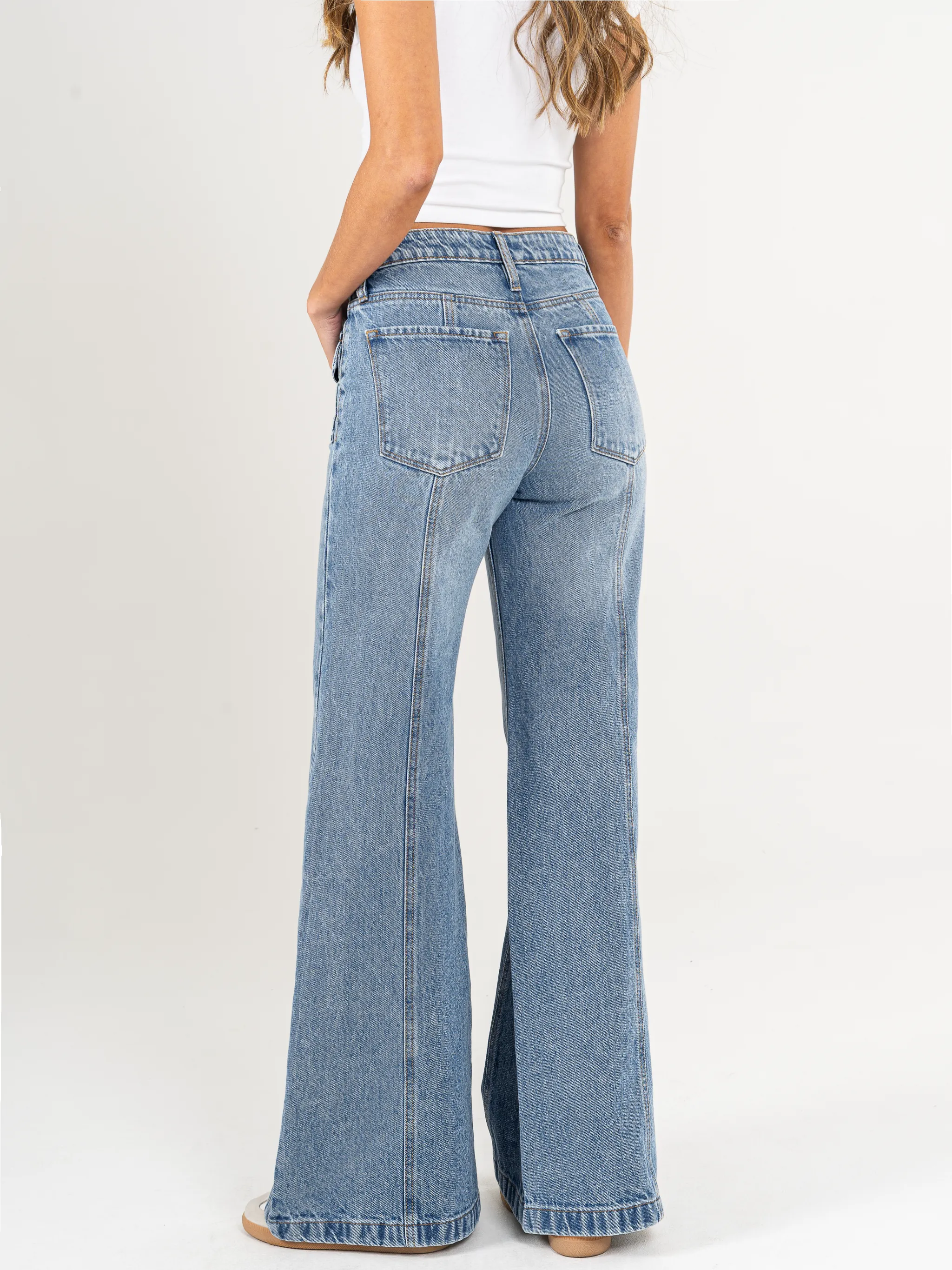 Ref: 065324 Jean Mom Flare palazzo, rígido, cortes en pierna, bolsillos delanteros, tiro alto, tono azul medio