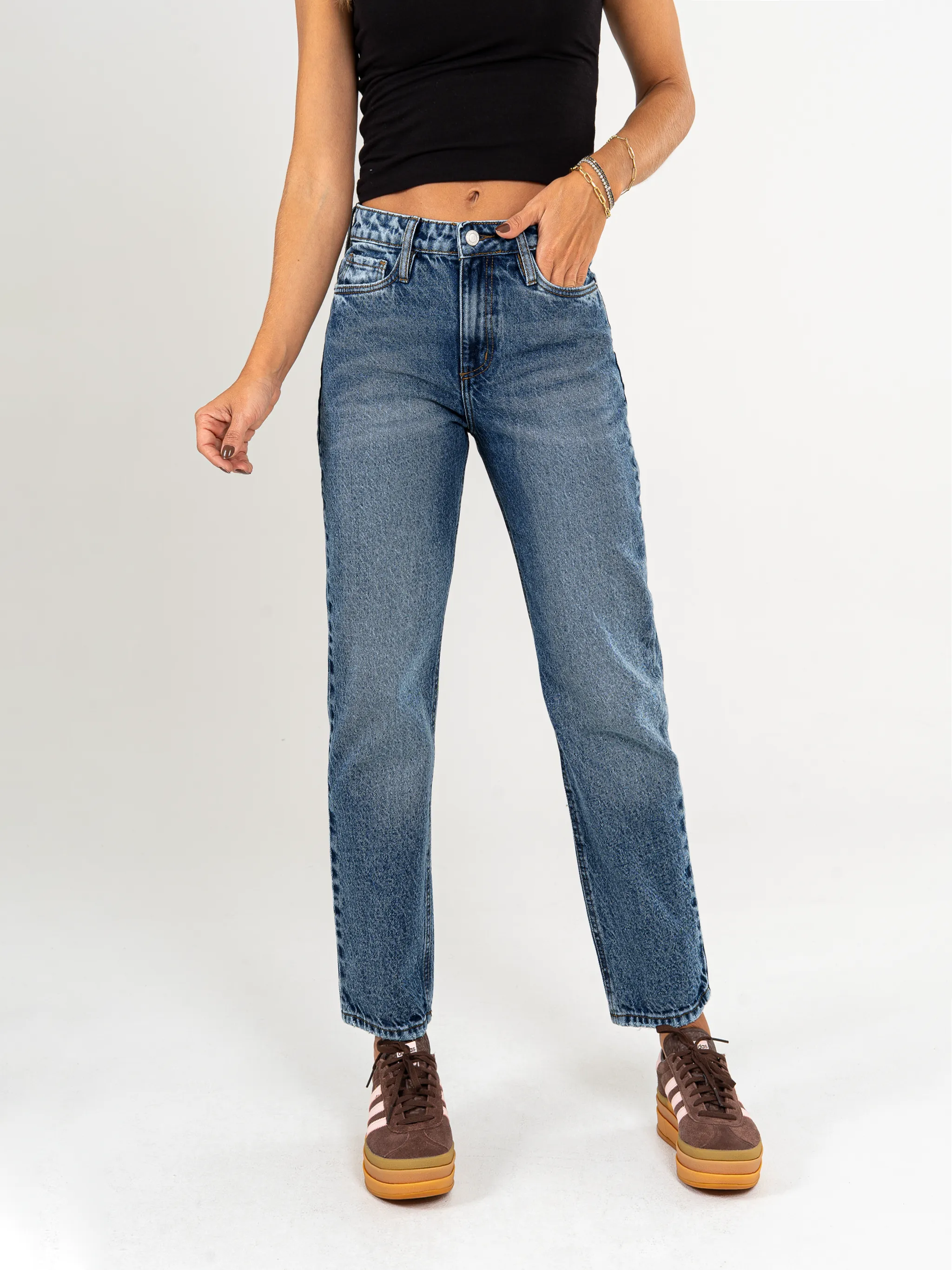 Ref: 065404 Jean Mom fit, slim cropped, rígido, tiro alto, tono azul medio