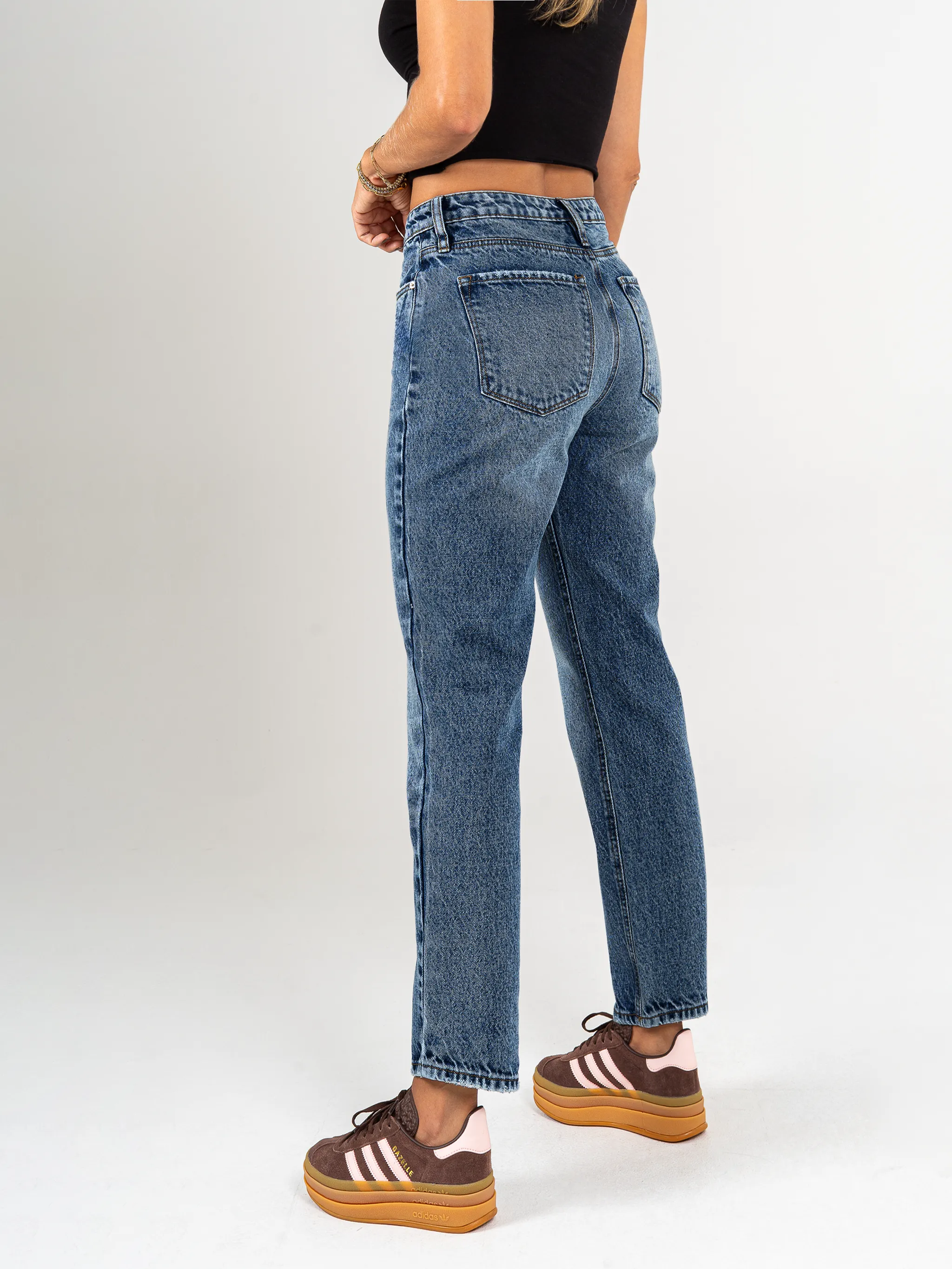 Ref: 065404 Jean Mom fit, slim cropped, rígido, tiro alto, tono azul medio