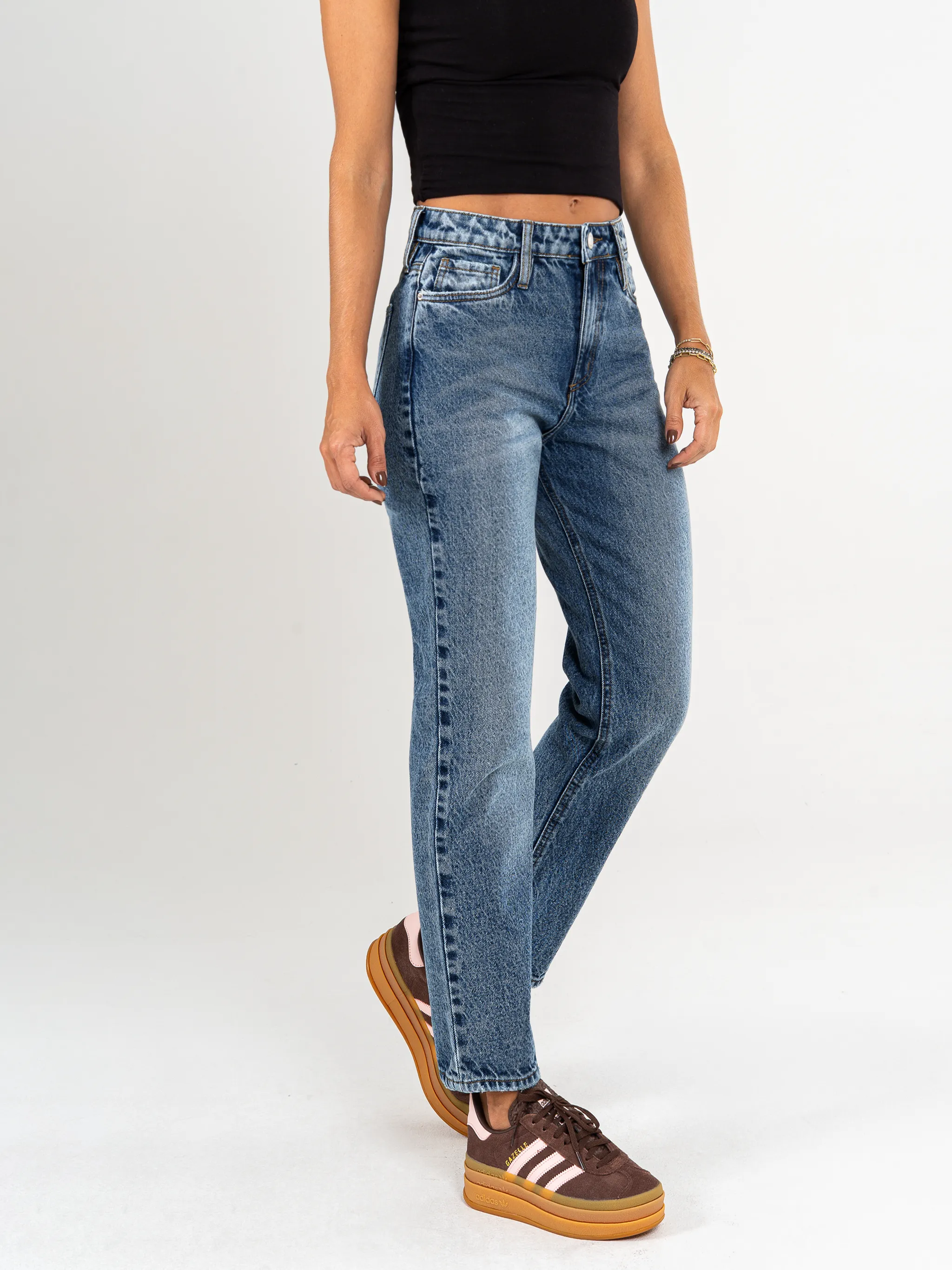 Ref: 065404 Jean Mom fit, slim cropped, rígido, tiro alto, tono azul medio