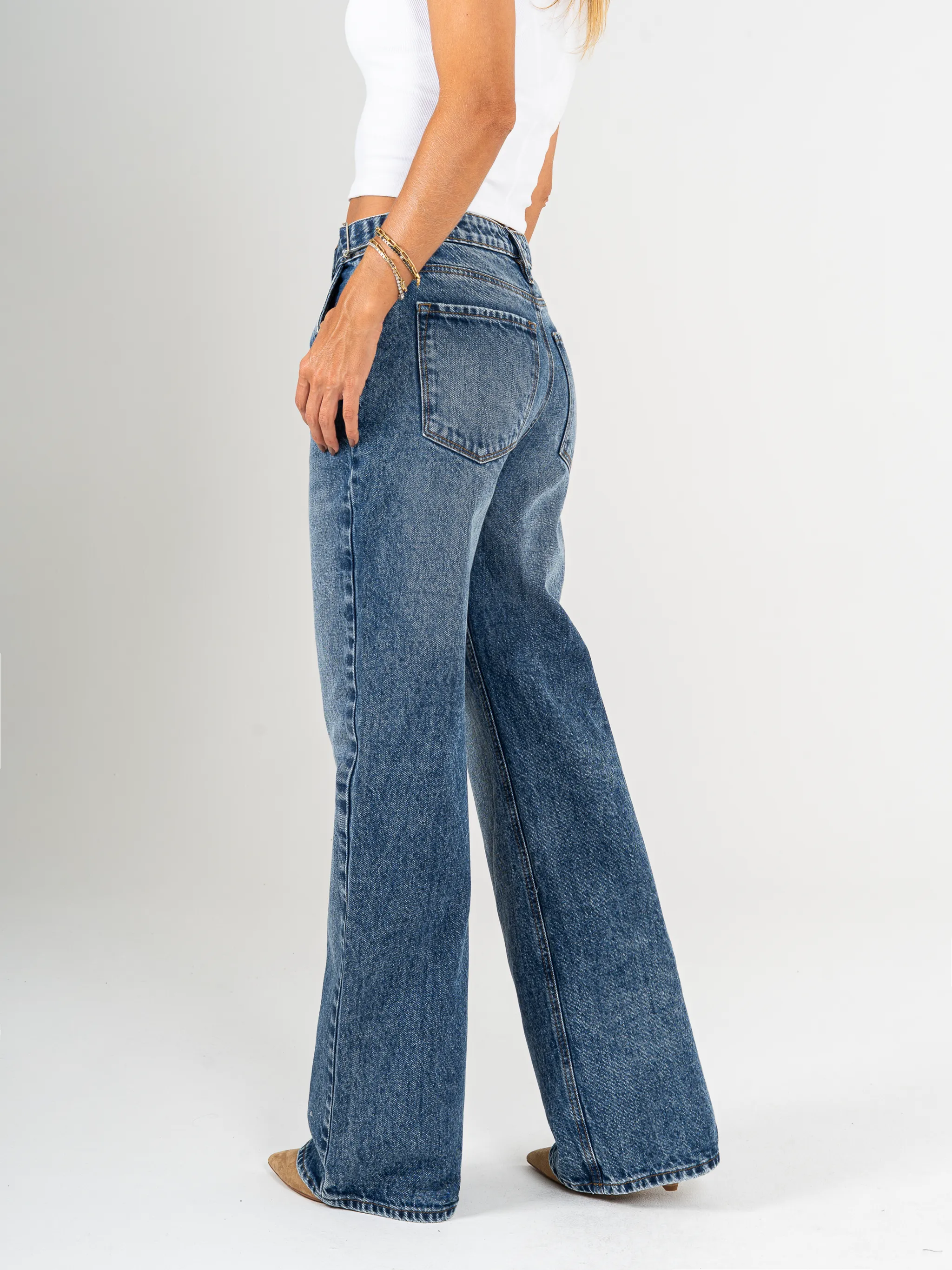 Ref: 065593 Jean mom flare, rígido, tiro alto, detalle en pretina, tono azul medio oscuro