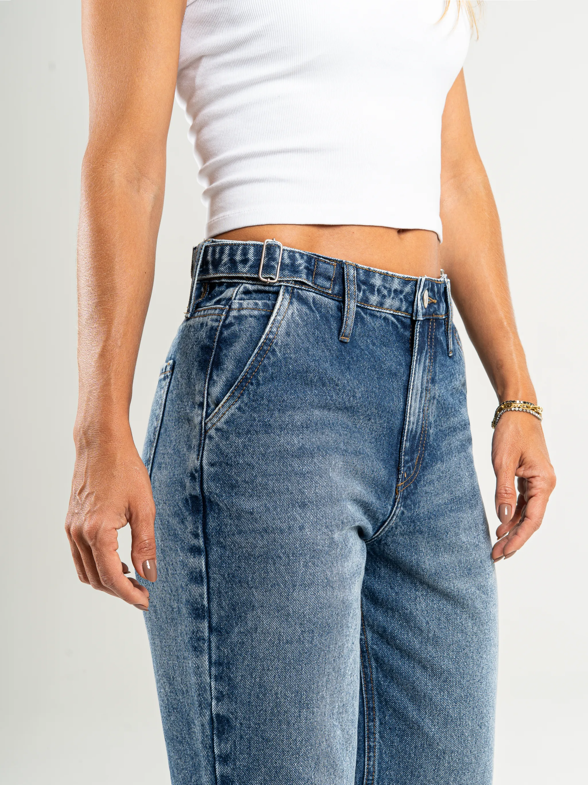 Ref: 065593 Jean mom flare, rígido, tiro alto, detalle en pretina, tono azul medio oscuro
