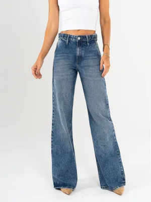 Ref: 065593 Jean mom flare, rígido, tiro alto, detalle en pretina, tono azul medio oscuro
