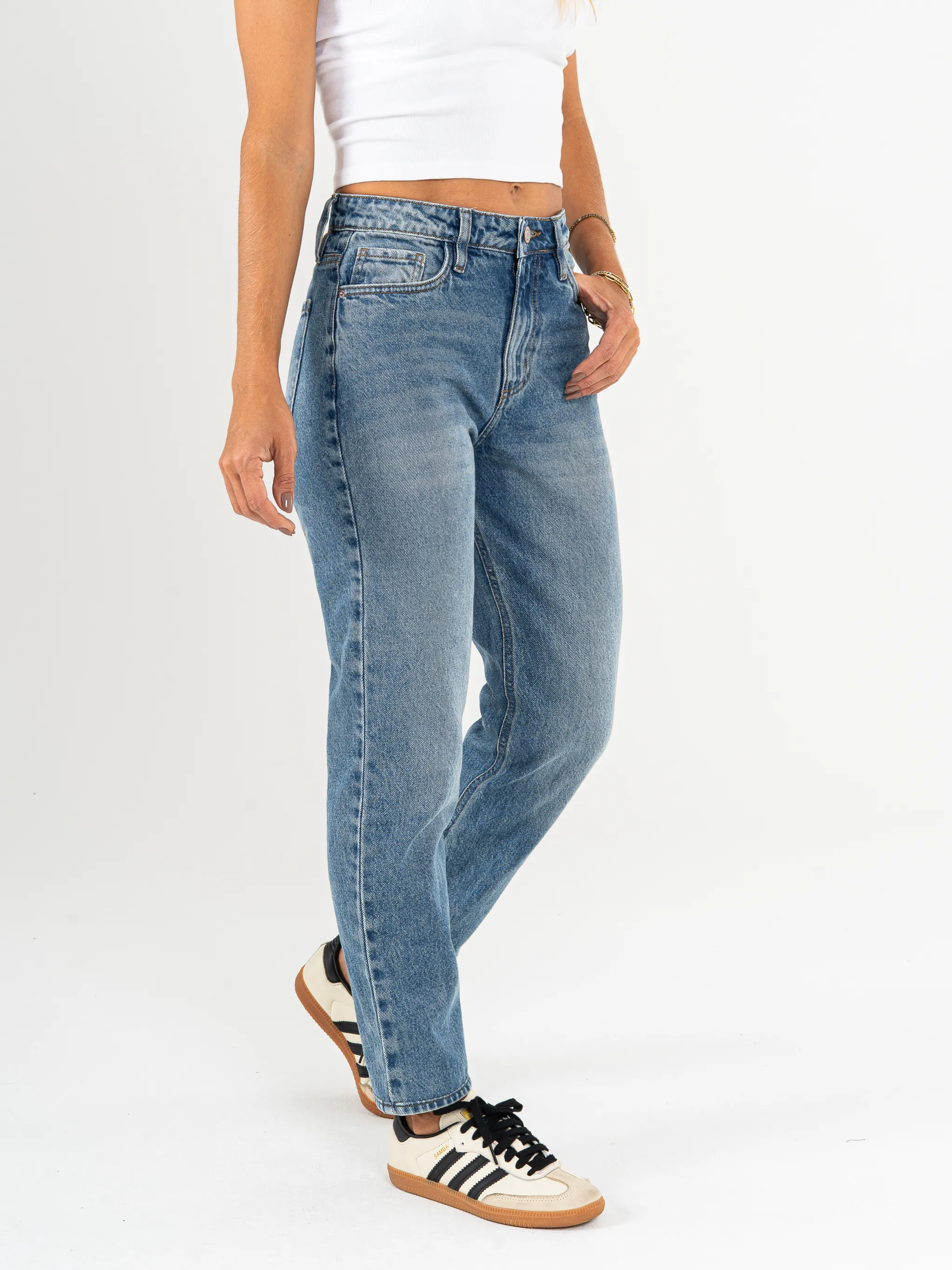 Ref: 065652 Jean Mom fit, rígido, tiro alto, tono azul medio