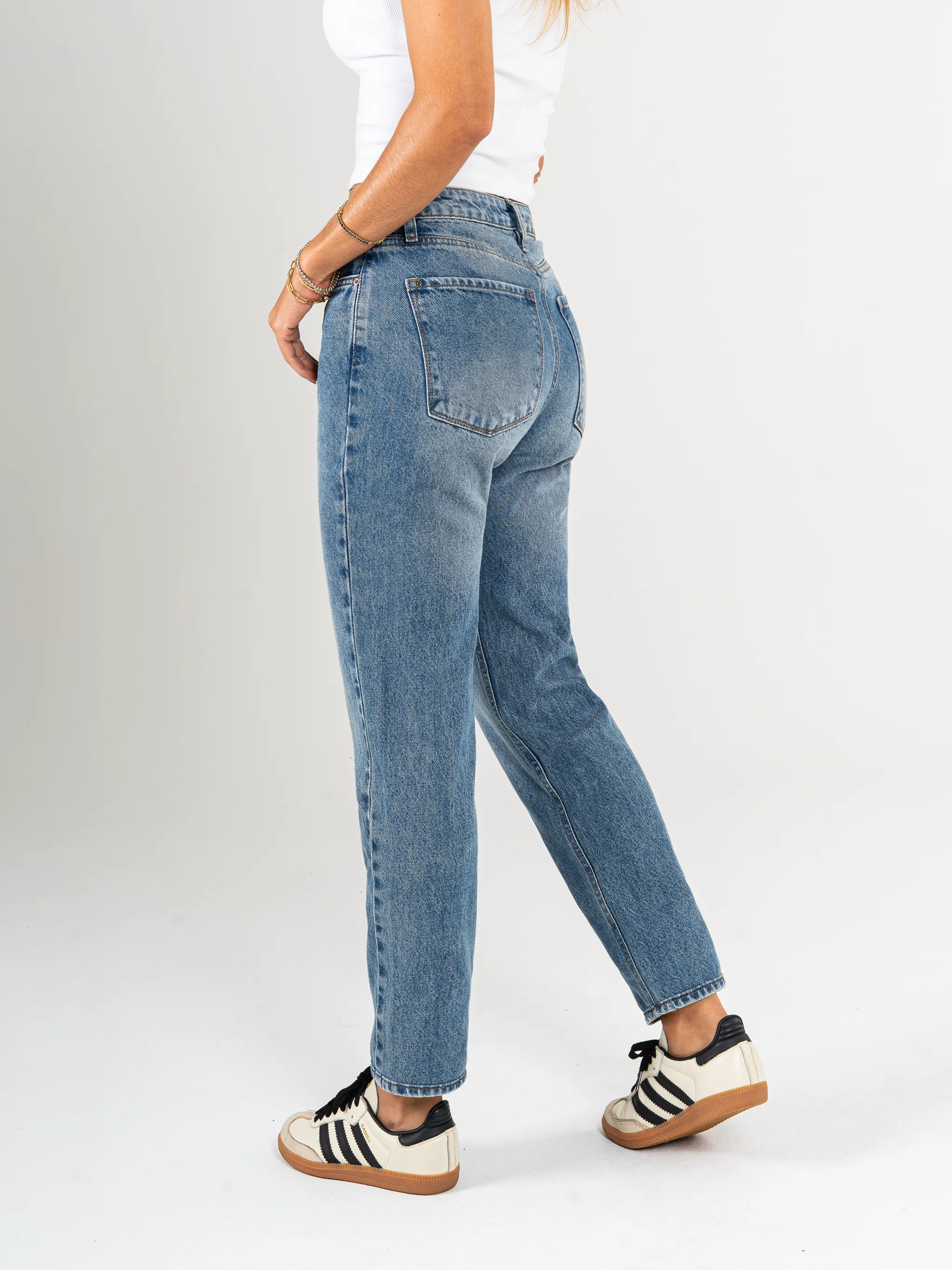 Ref: 065652 Jean Mom fit, rígido, tiro alto, tono azul medio