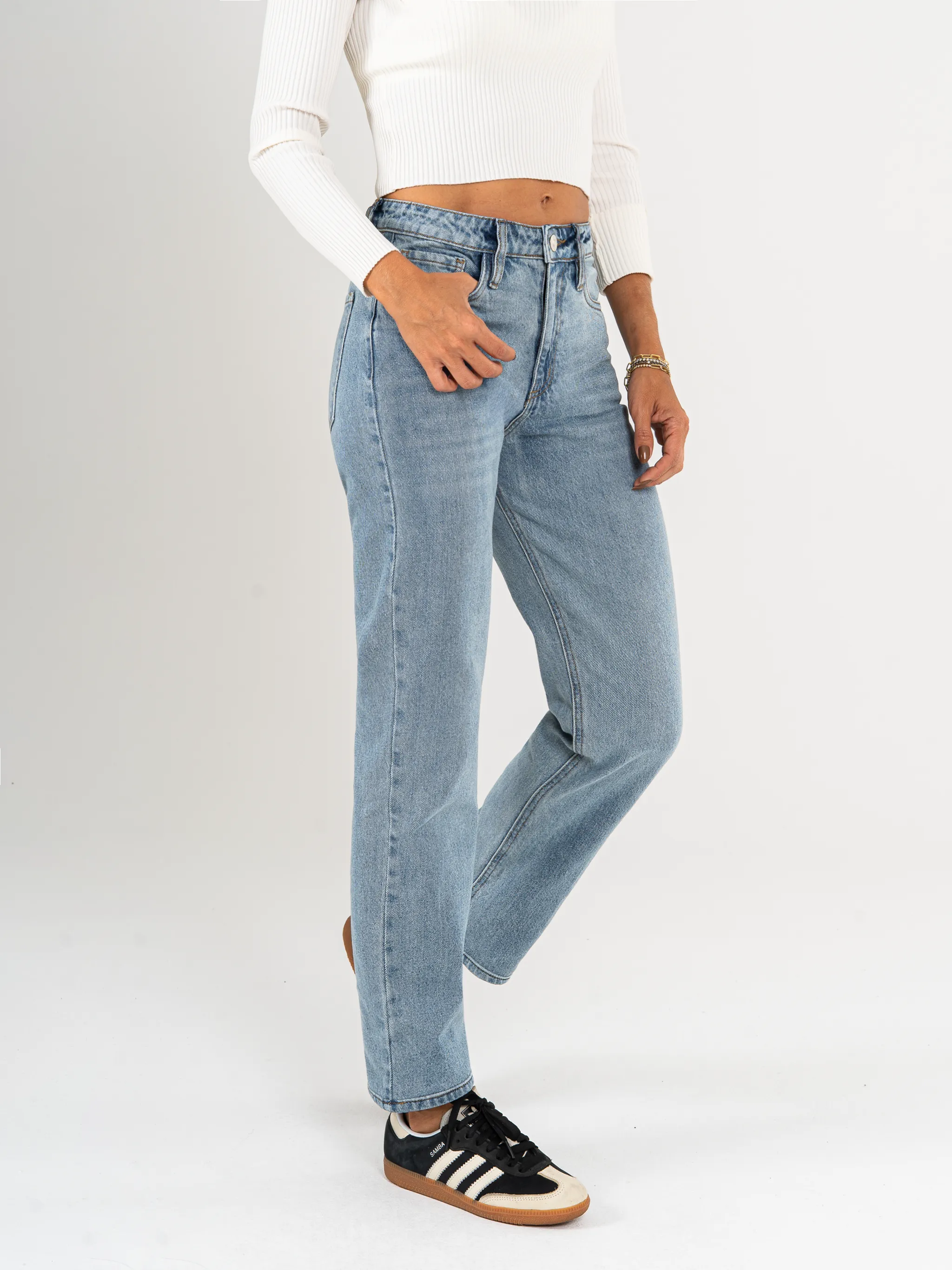 Ref: 065655 Jean Mom fit, slim cropped, rígido, tiro alto, tono azul medio claro