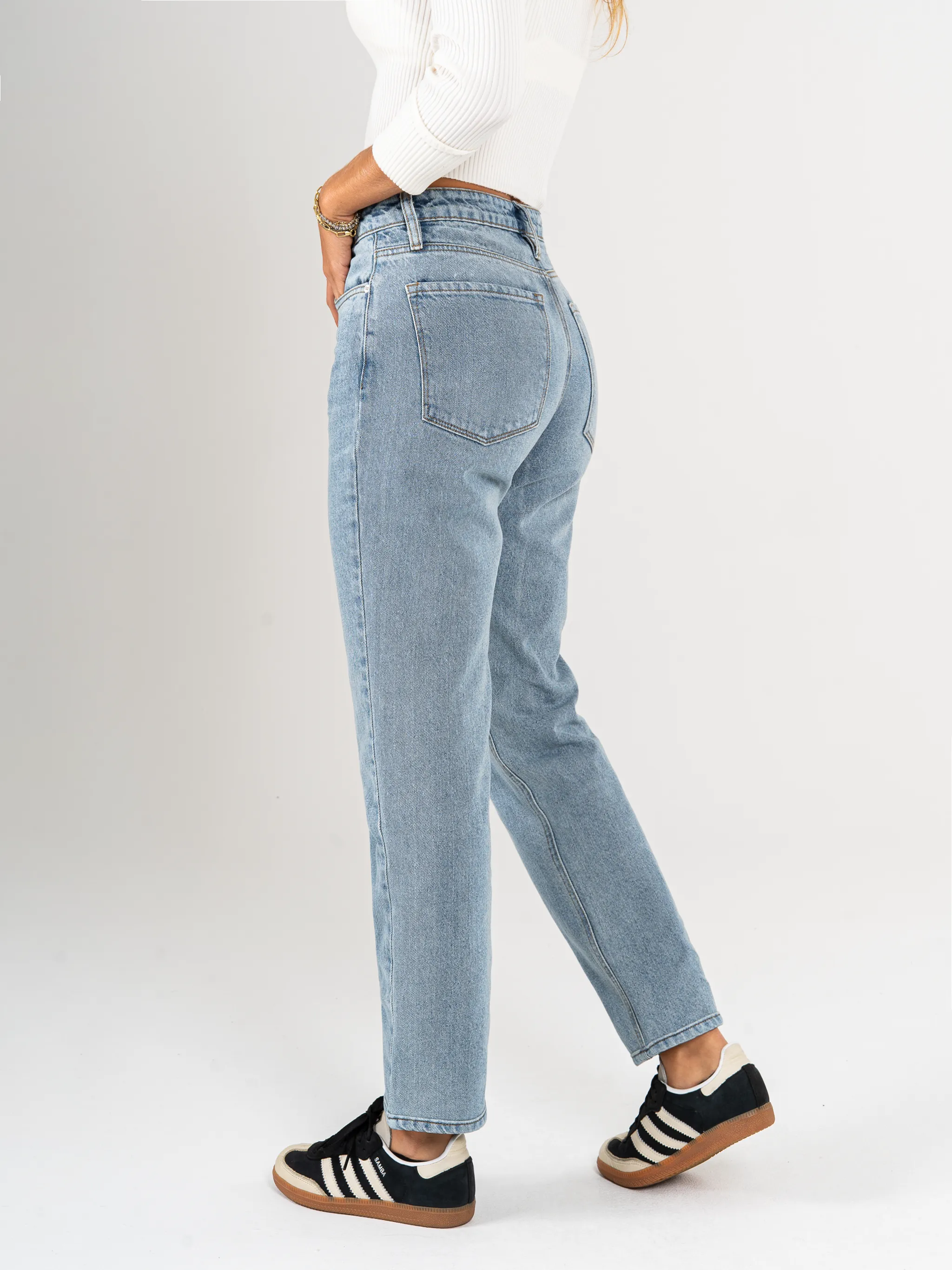 Ref: 065655 Jean Mom fit, slim cropped, rígido, tiro alto, tono azul medio claro