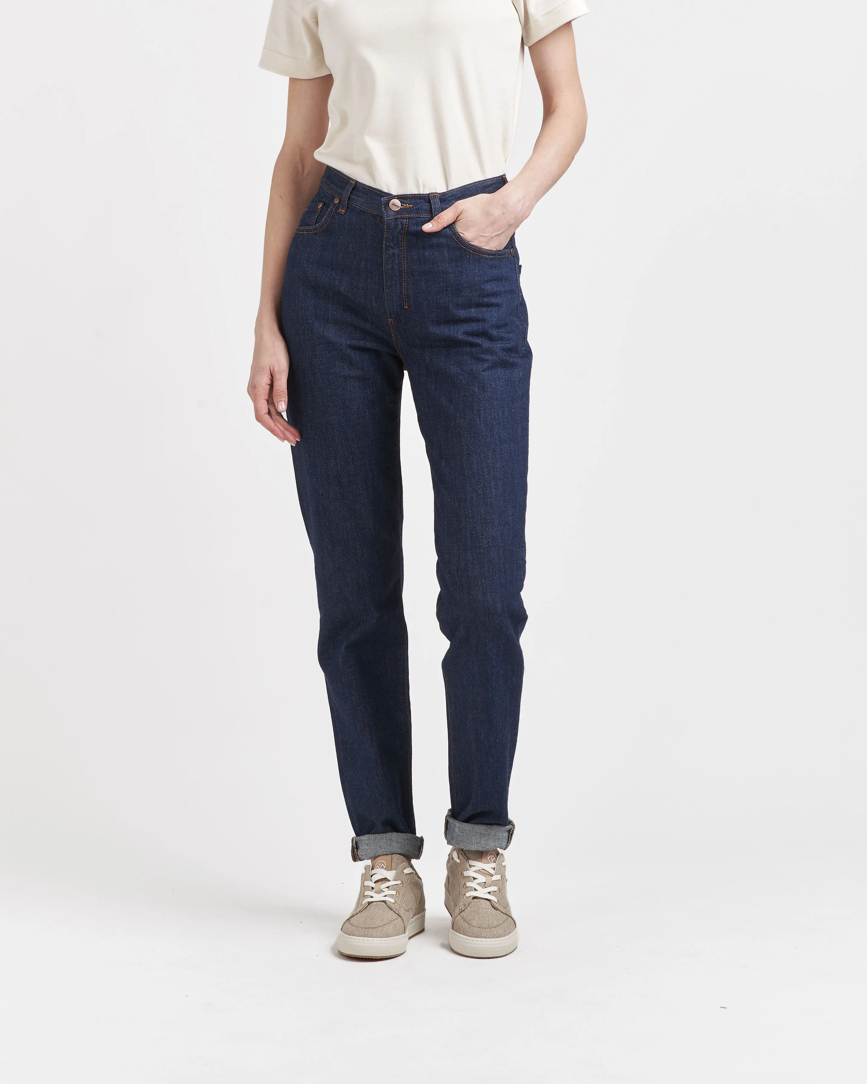 Women's high-waisted organic cotton mom jeans