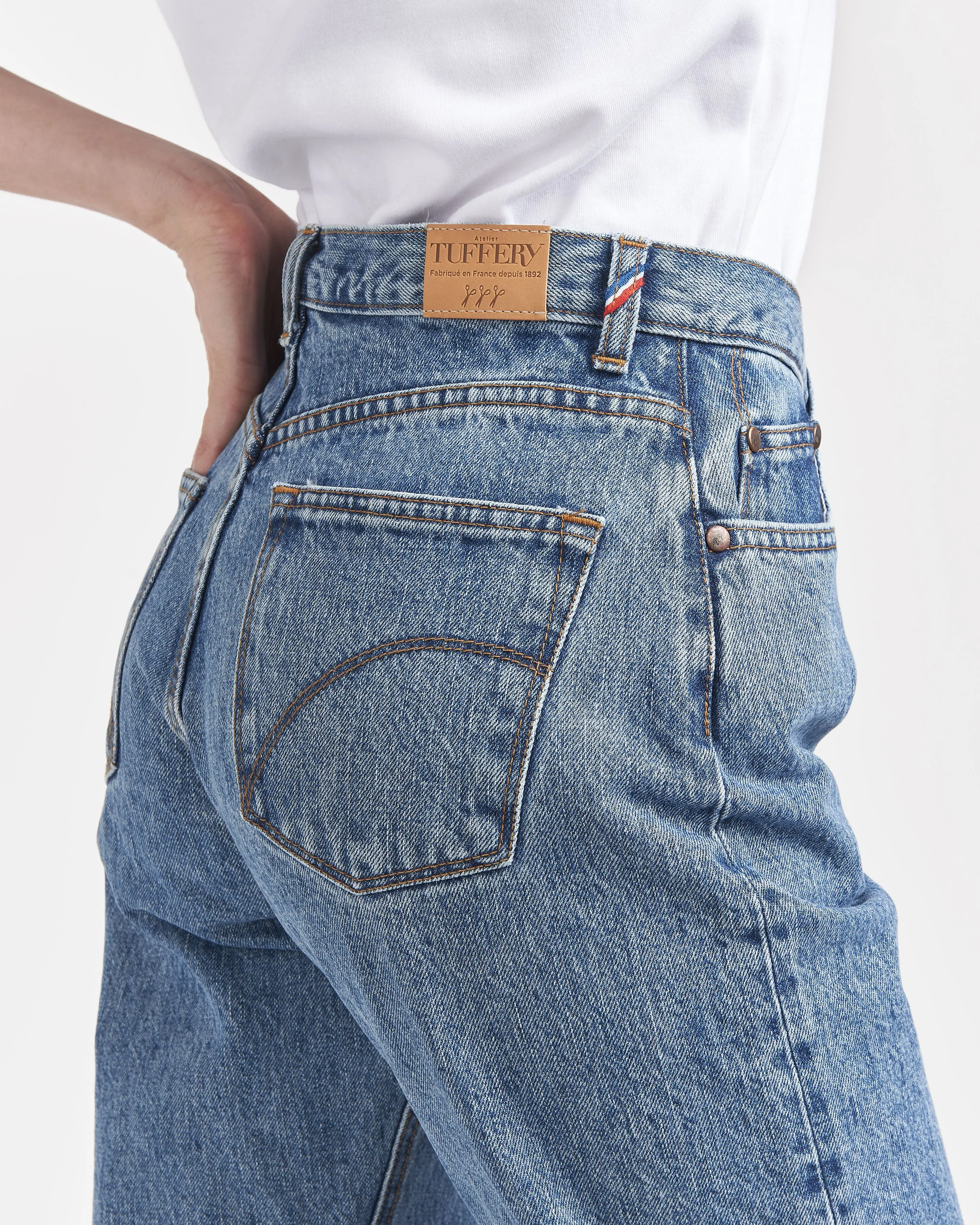 Women's light high-waisted straight jeans