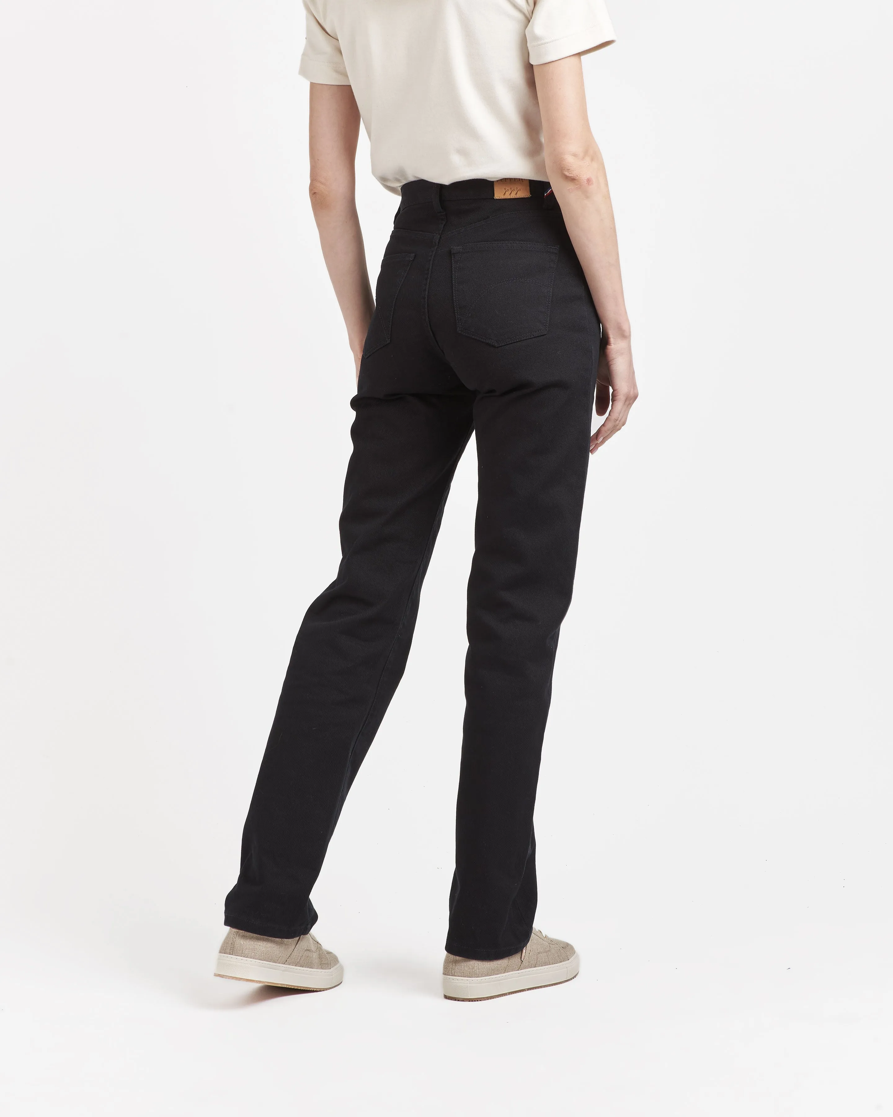 Women's straight high-waisted black jeans