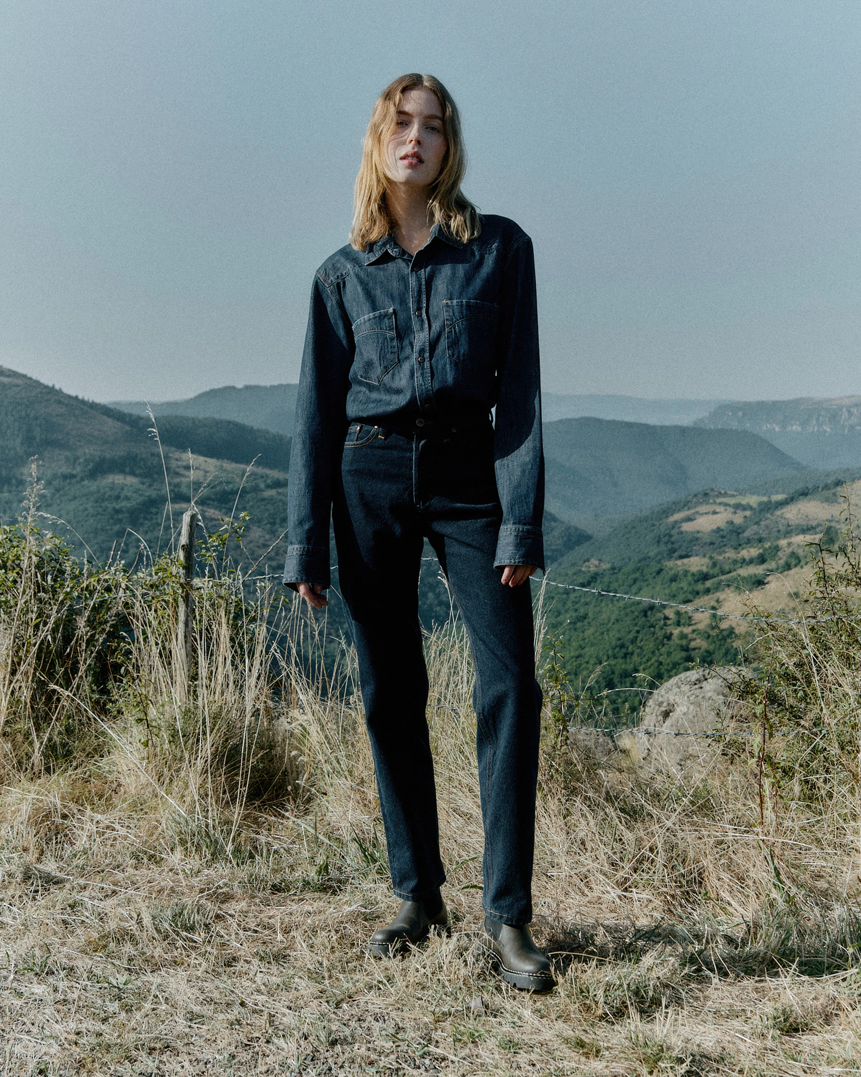 Women's straight high-waisted raw jeans